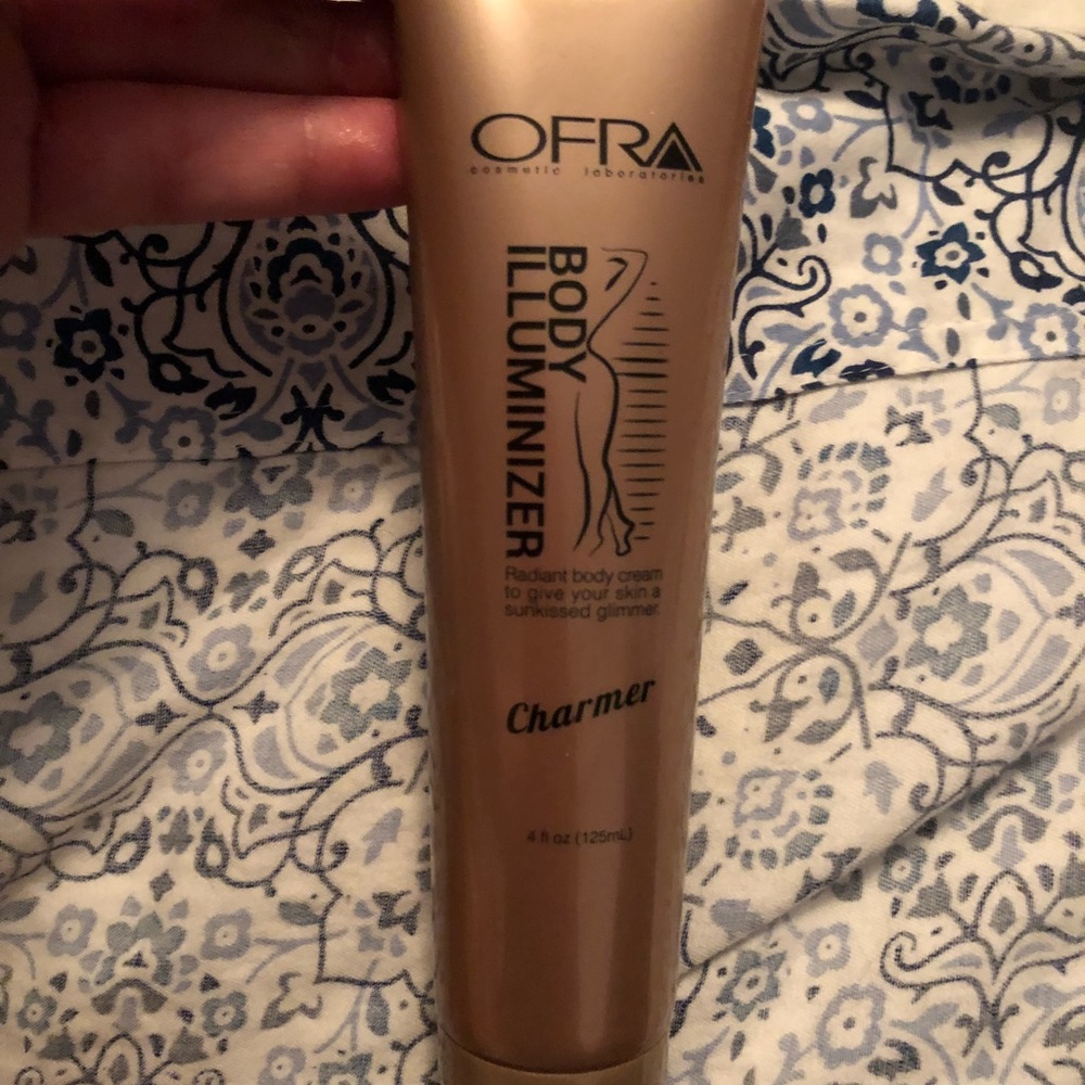 Ofra Body illuminizer in charmer